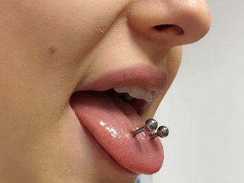 double tongue piercing horizontal