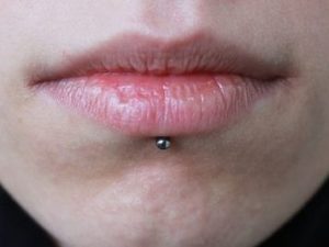 Labret Piercing 60 Ideas Jewerly Pain & Aftercare Complete Guide ...