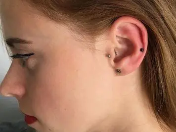 stud auricle ear piercing