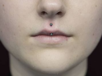 vertical medusa lip piercing